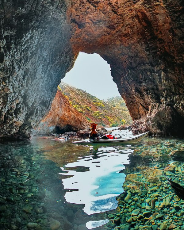 Comment explorer les grottes marines en kayak dans le sud de l'Algarve, Portugal?